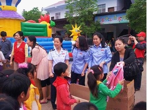  ��(sh��)����λ����ɫ�·�Ů�Ӟ����������ЈF��ί��ӛ  ���裨�DƬ��֪�����ṩ��  